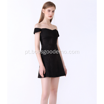 Vestido curto preto fora do ombro